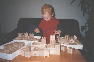 Tobias baut mit cuboro