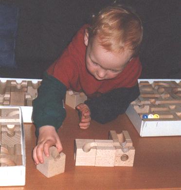 Tobias baut mit cuboro