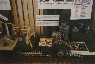 Murmeln im Schaufenster